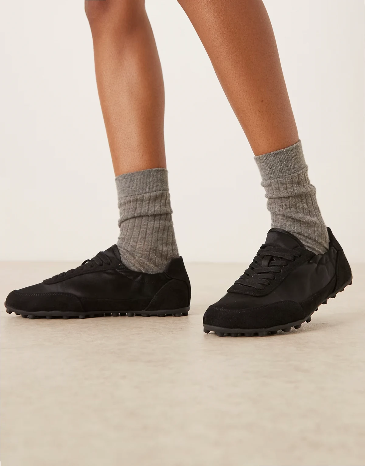 – Desire – Sneaker zum Schnüren in Schwarz mit schmaler Sohle