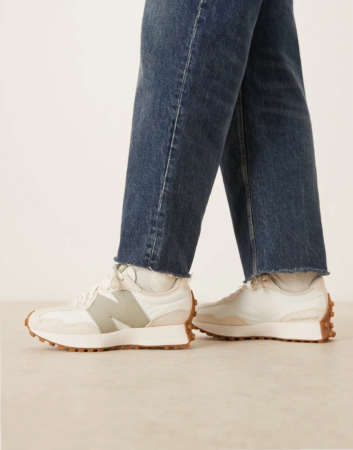 – 327 – Sneaker in Weiß und Beige mit hellgrünen Details