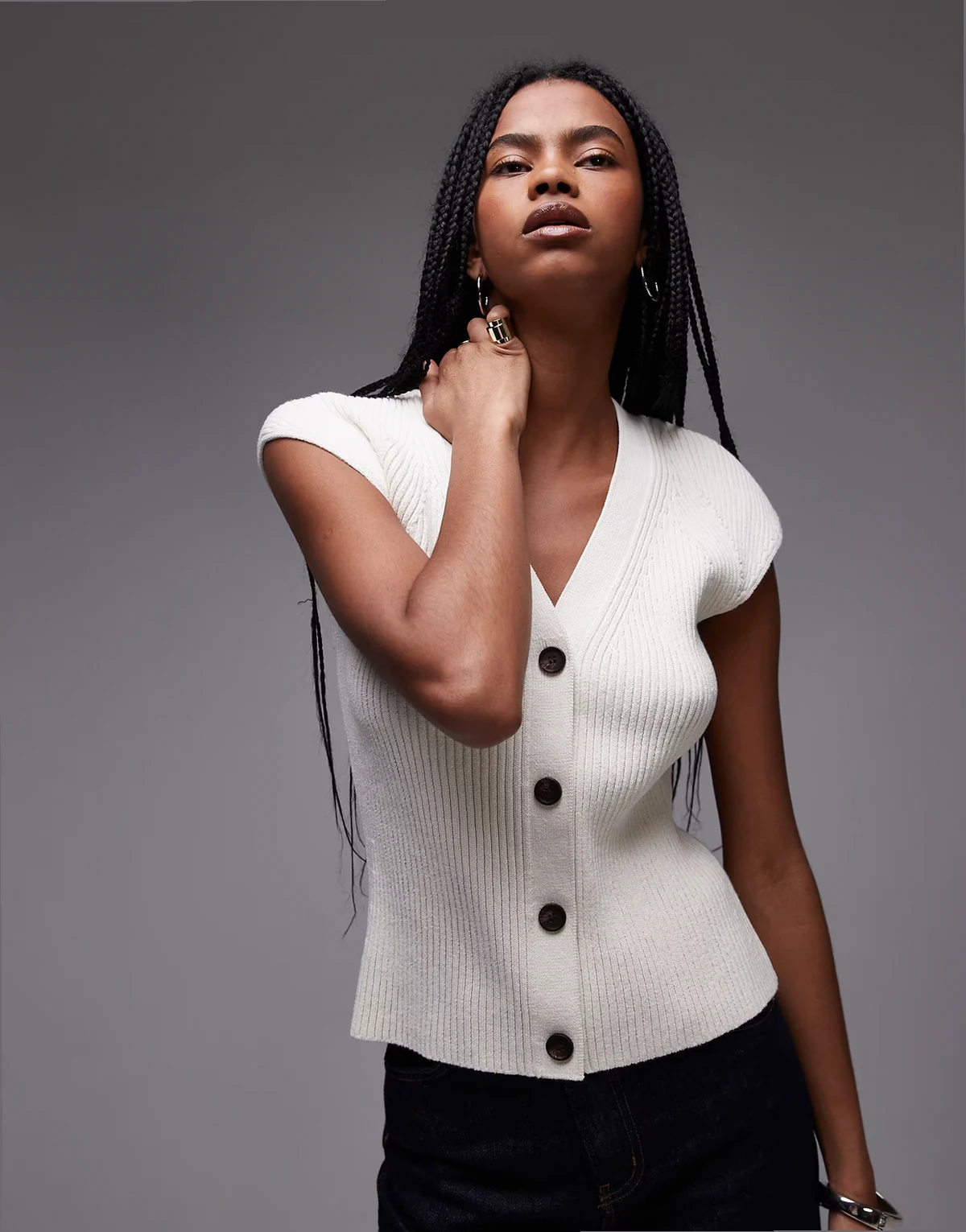 – Gestricktes Westen-Tanktop in Wollweiß