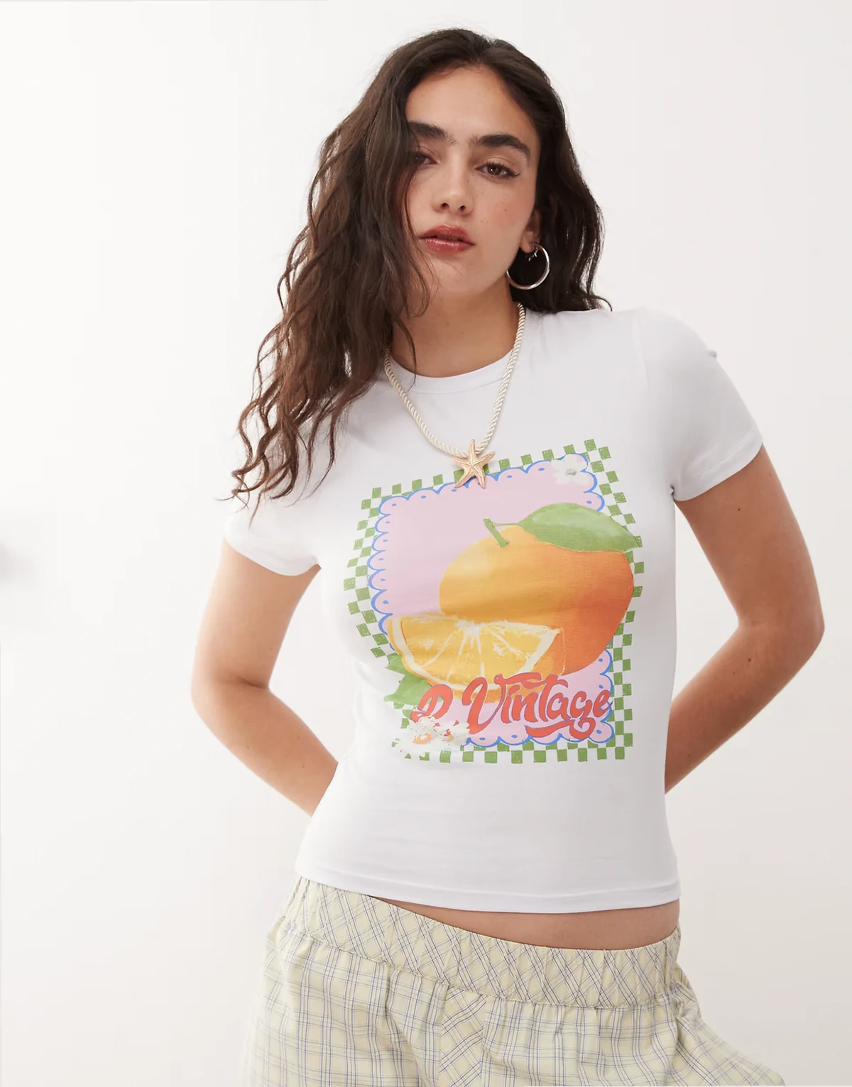 – Krótki biały T-shirt z grafiką z owocami