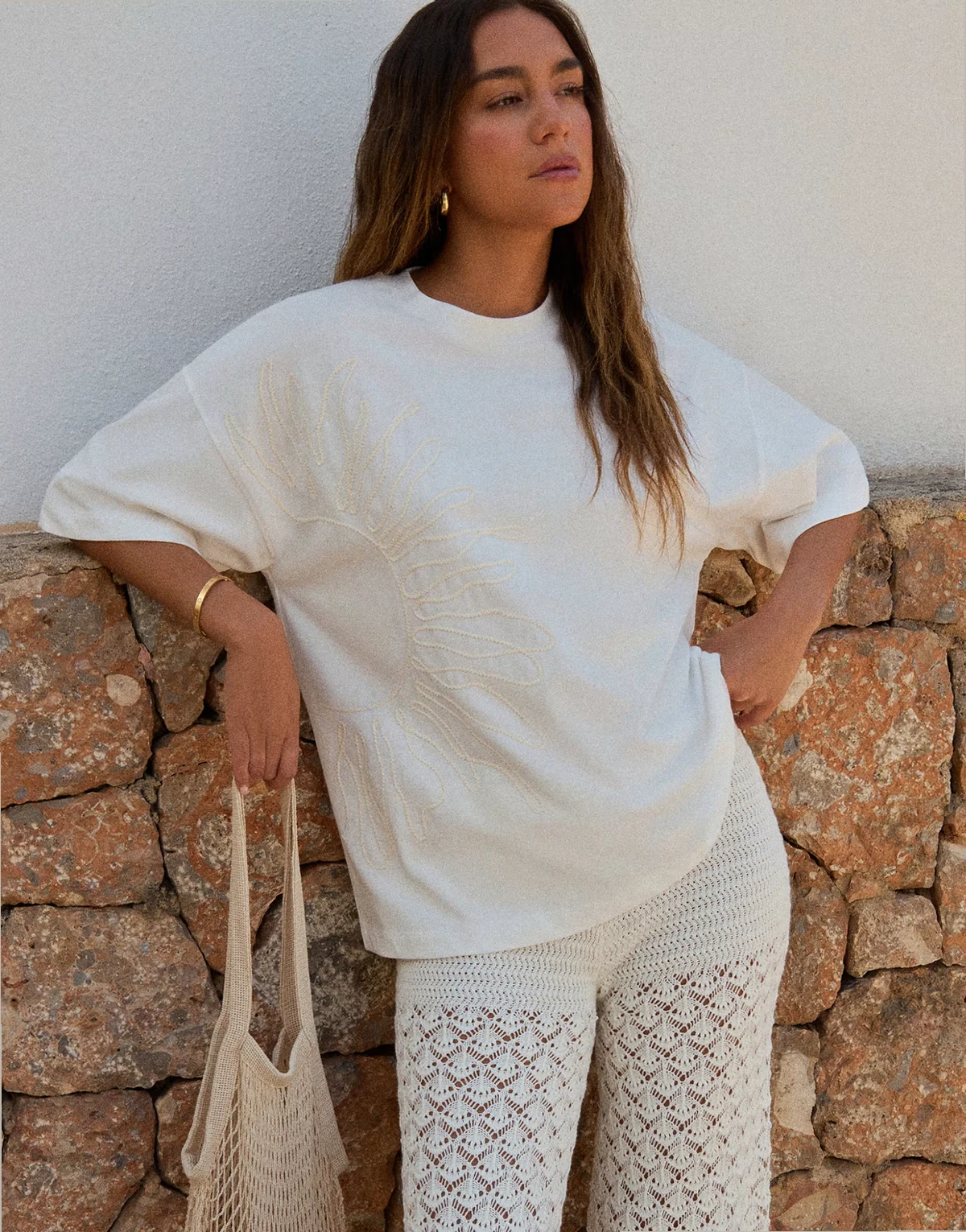 x Luana Barron – Oversize-T-Shirt aus Baumwolle in Weiß mit Sonnen-Stickerei
