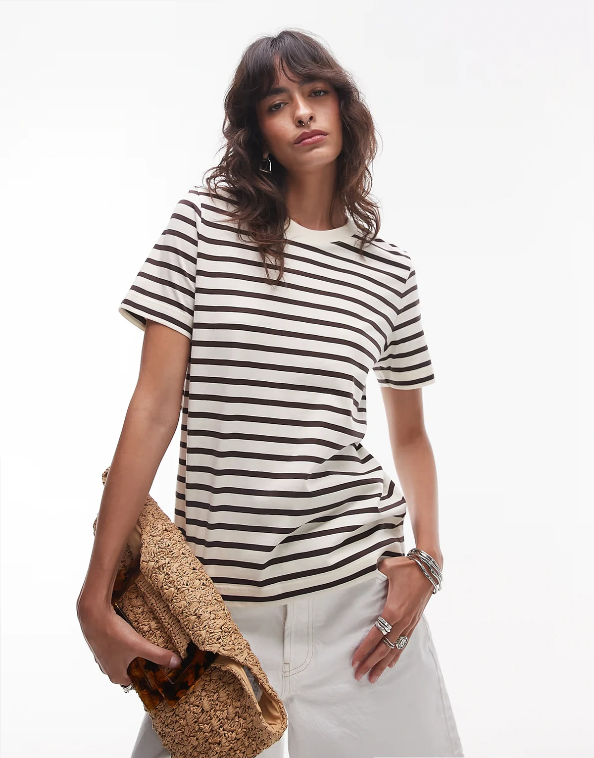 – Gestreiftes T-Shirt in Braun und Weiß