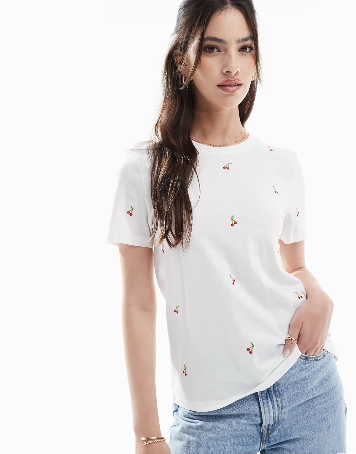 – T-Shirt in Weiß mit Rundhalsausschnitt und Kirsch-Stickerei