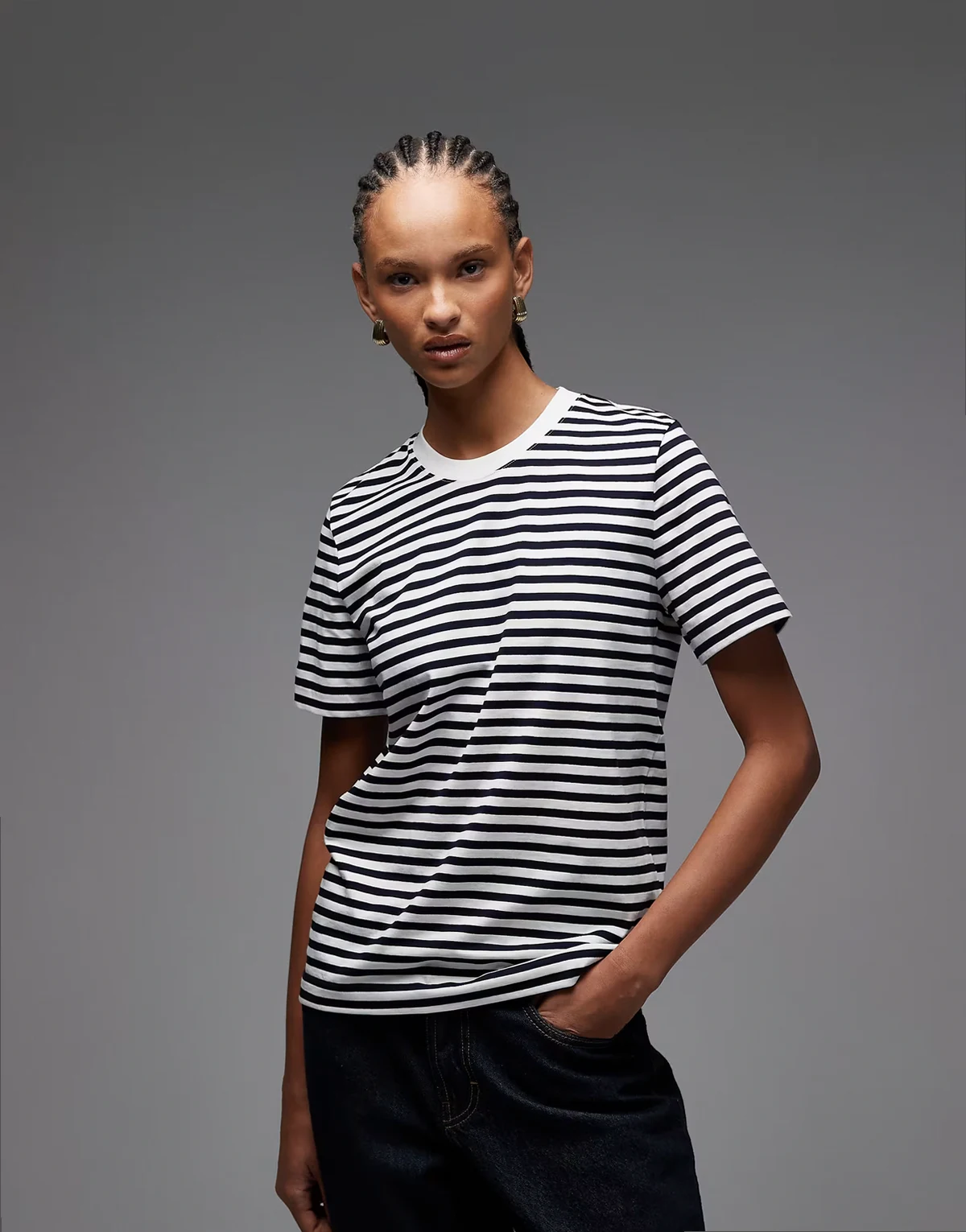 – Gestreiftes T-Shirt in Marineblau und Wollweiß