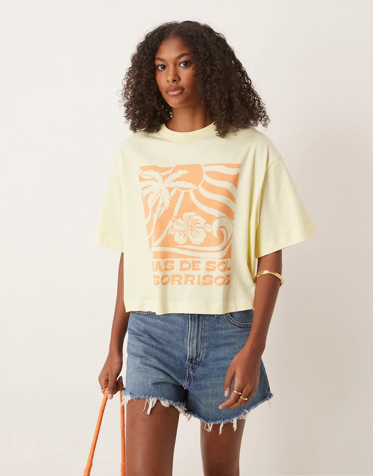 – Żółty krótki pudełkowy T-shirt z grafiką