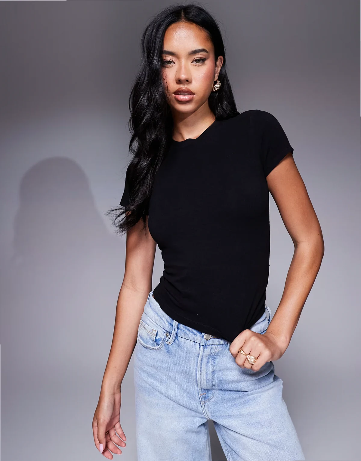 – Knapp geschnittenes T-Shirt in Schwarz mit viel Stretch