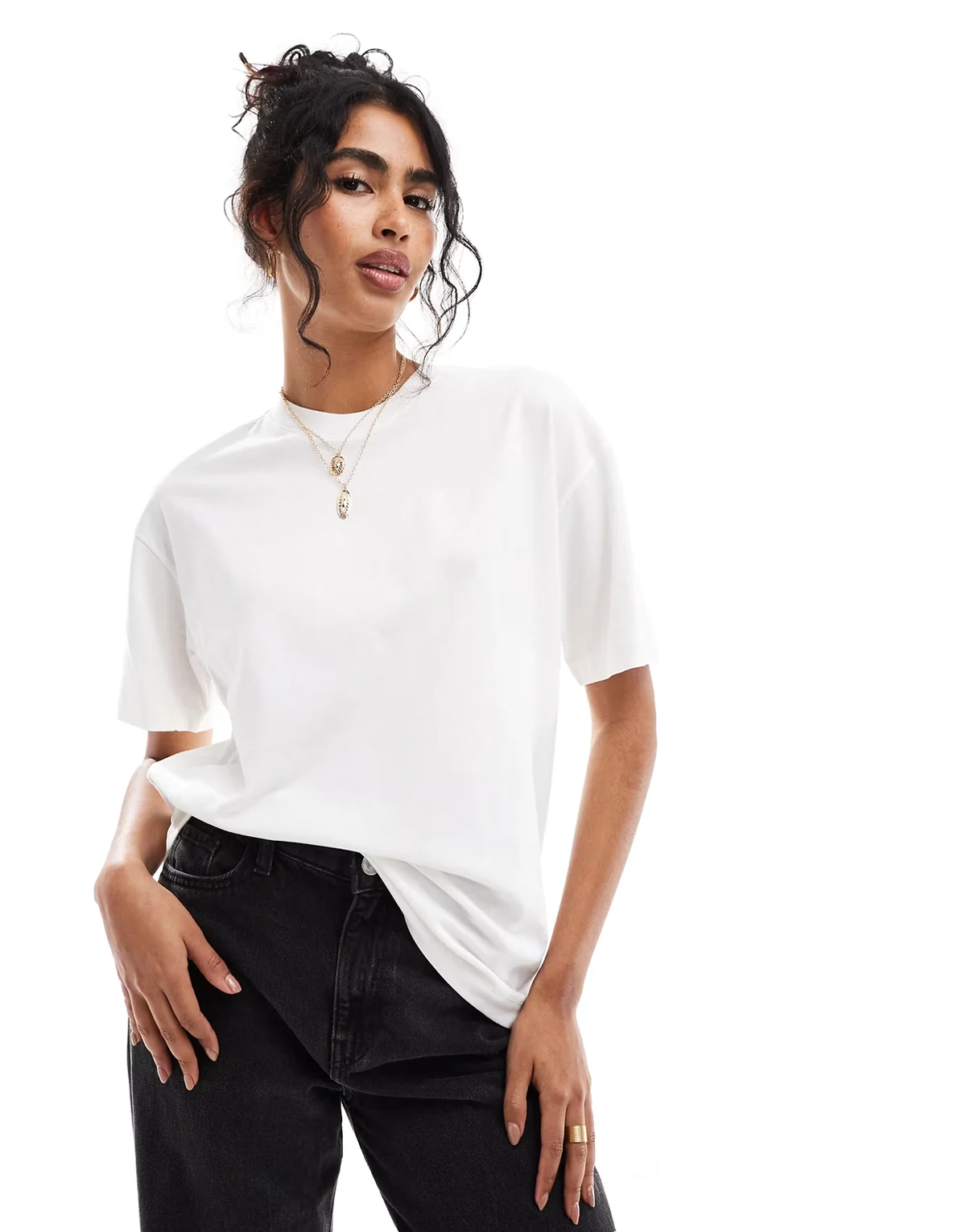 – Biały T-shirt oversize o pudełkowym kroju