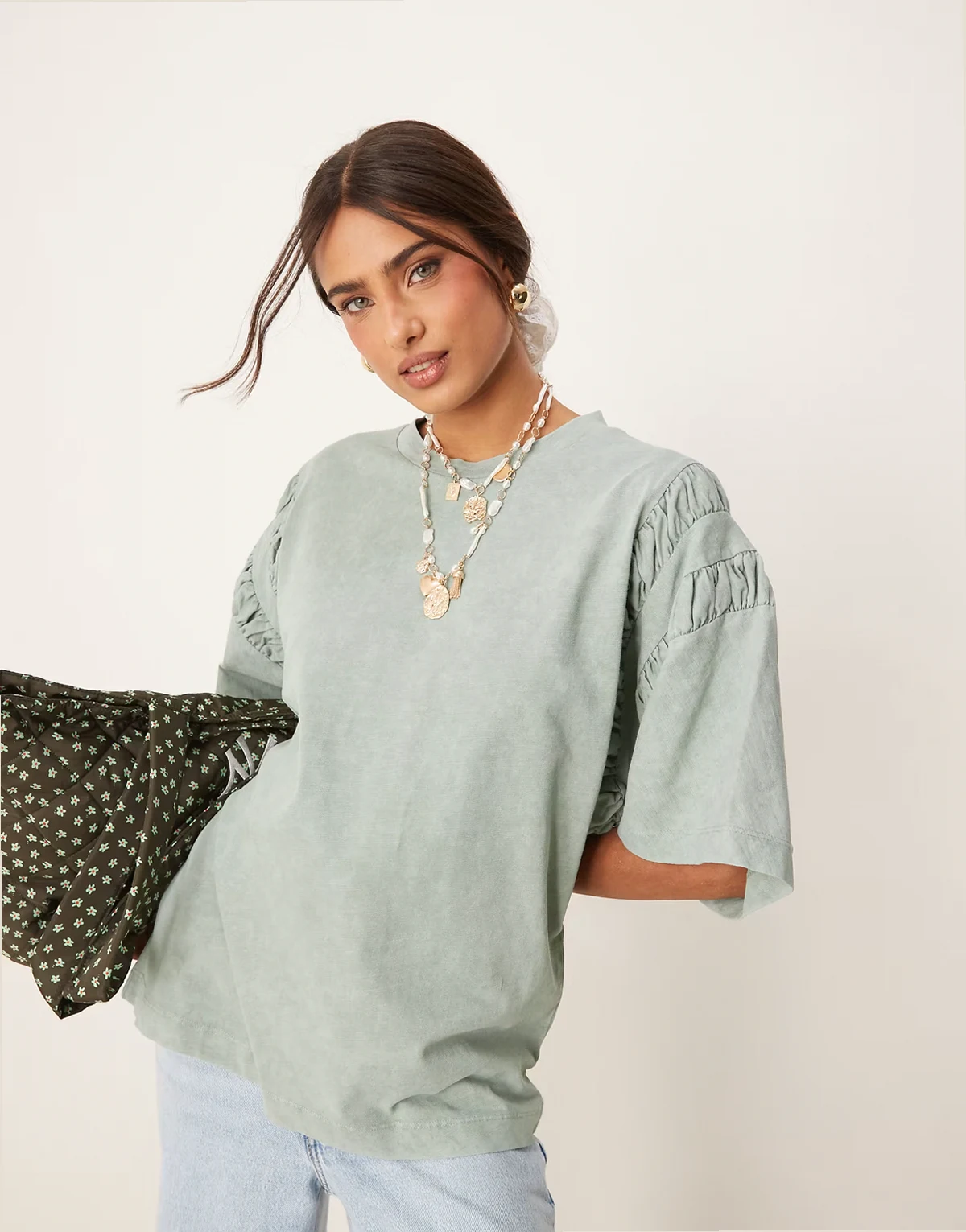 – T-shirt oversize w kolorze khaki z marszczeniami na rękawach