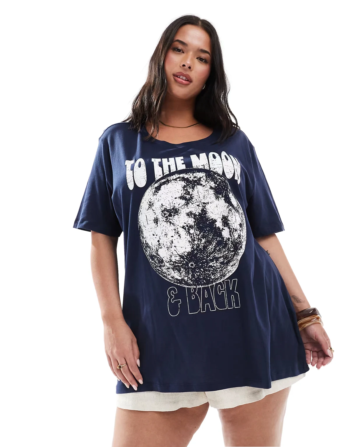 – Granatowy T-shirt o fasonie boyfriend z grafiką z księżycem