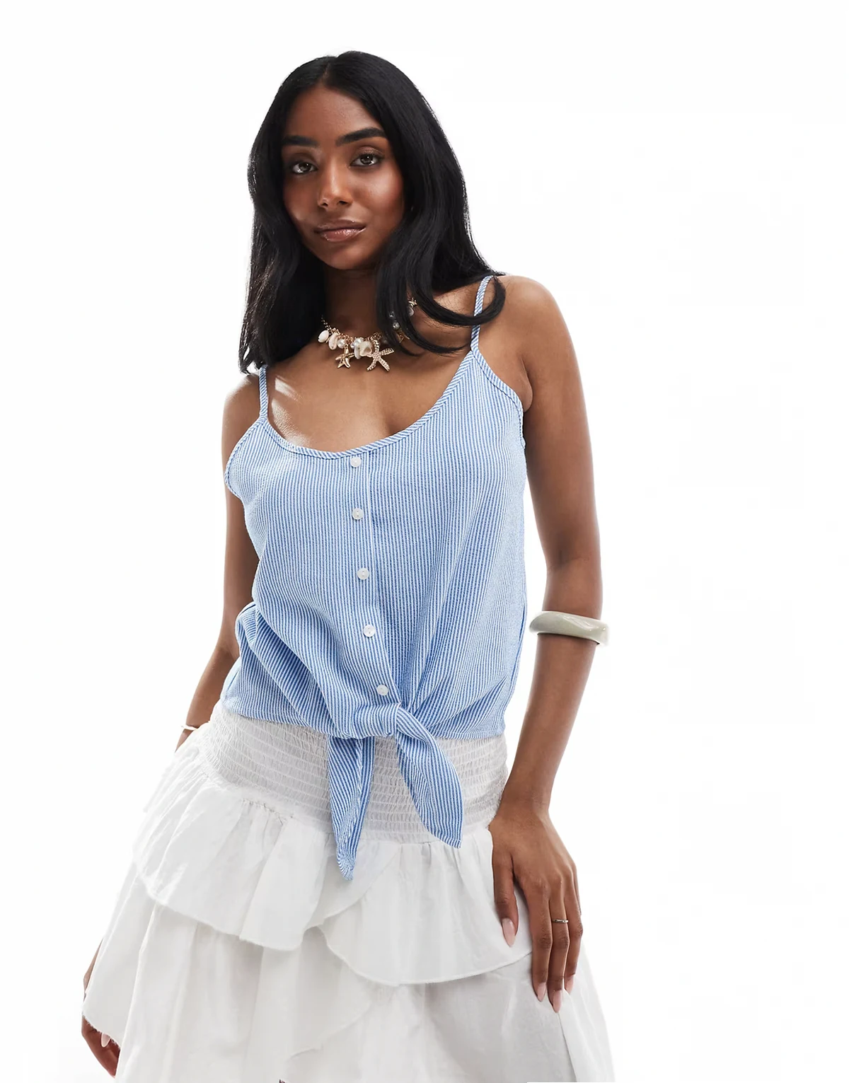 – Vorn geknotetes Cropped Trägertop in Weiß-Blau mit Streifen