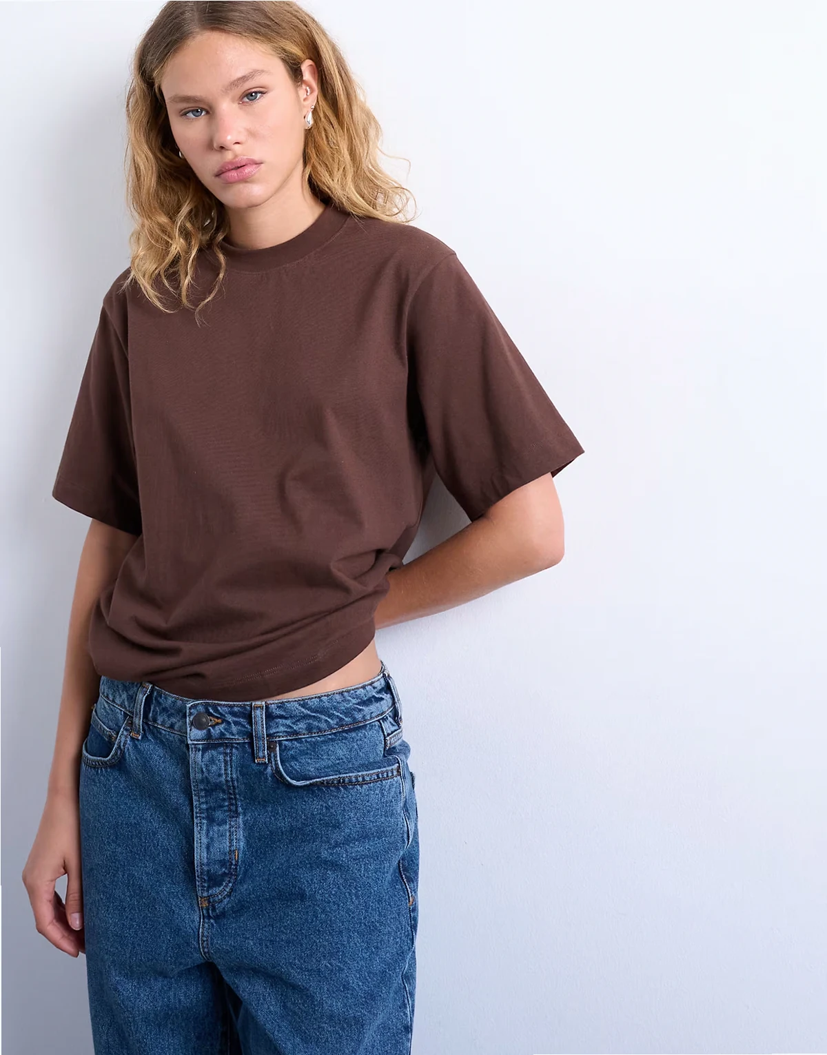– Czekoladowobrązowy T-shirt basic z krótkim rękawem premium