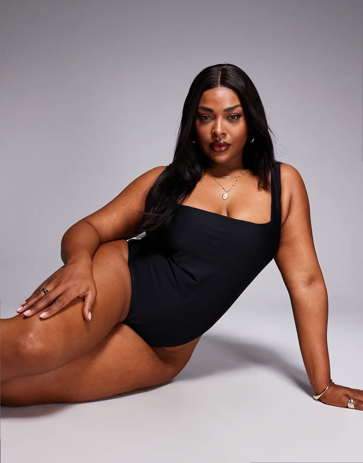 ASOS DESIGN Curve – Revenge – Figurformender Badeanzug in Schwarz mit eckigem Ausschnitt