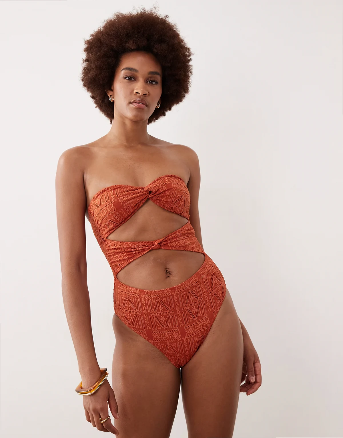 ASOS DESIGN Tall – Kyle Brooke – Rdzawopomarańczowy strój kąpielowy z dekoltem bandeau, skręconym przodem i haftem angielskim