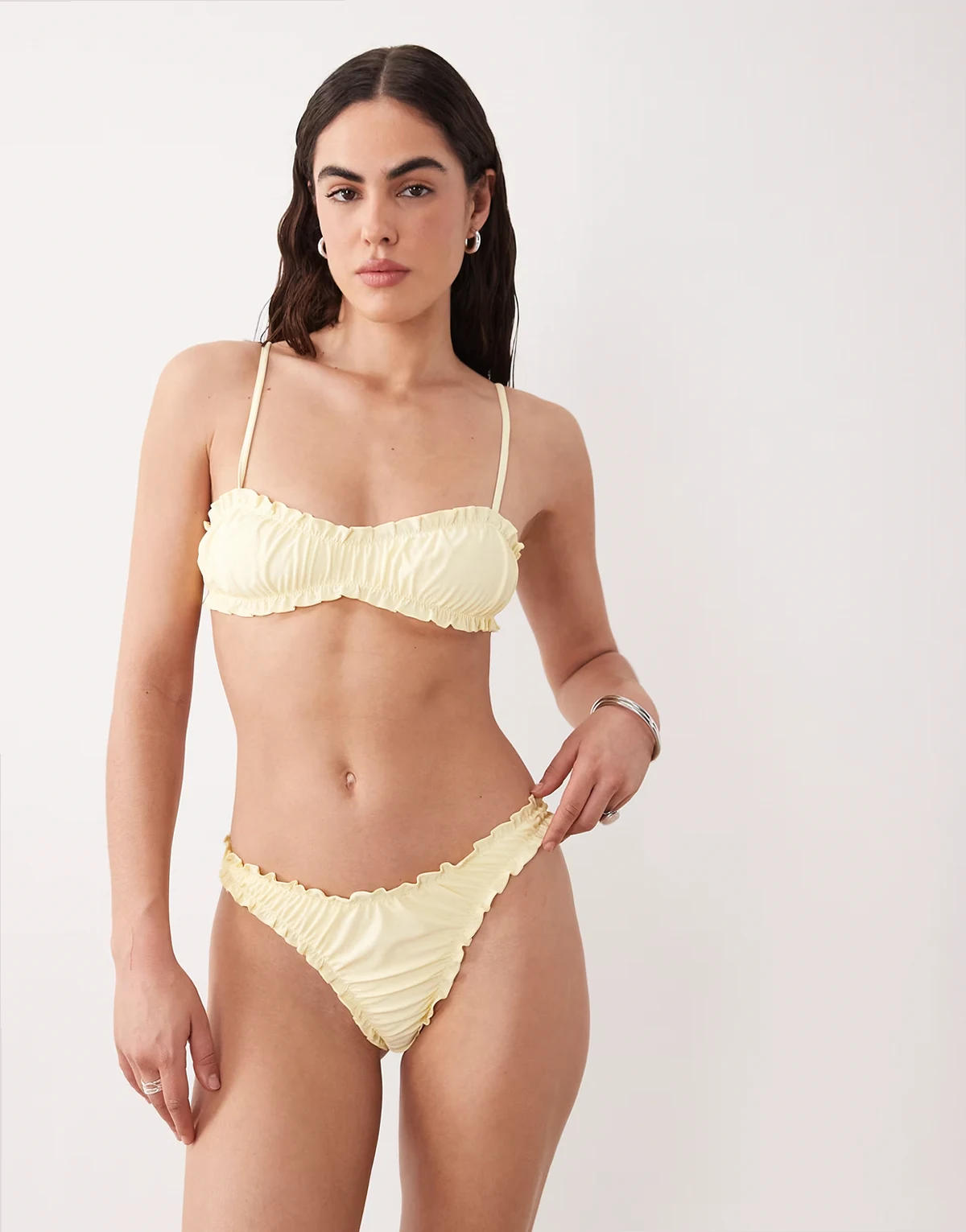 – Geraffte Bikinihose in Buttermilchgelb mit Rüschen