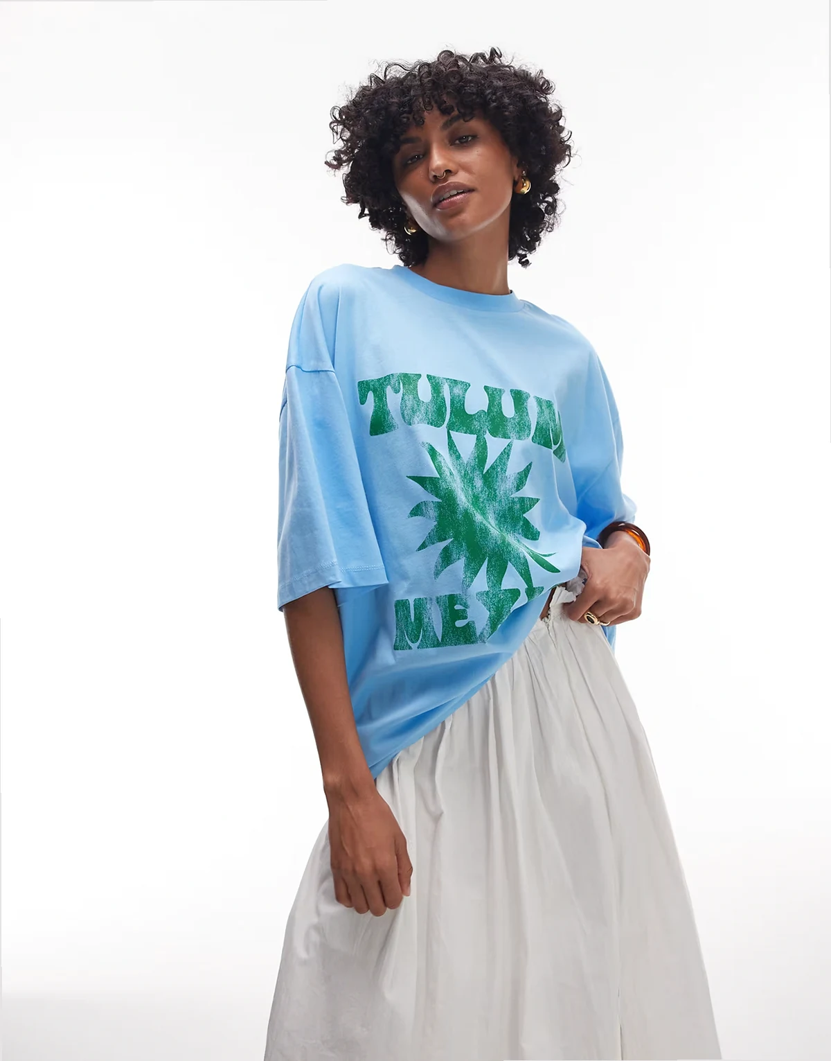 – Turkusowy T-shirt oversize z grafiką „Tulum”