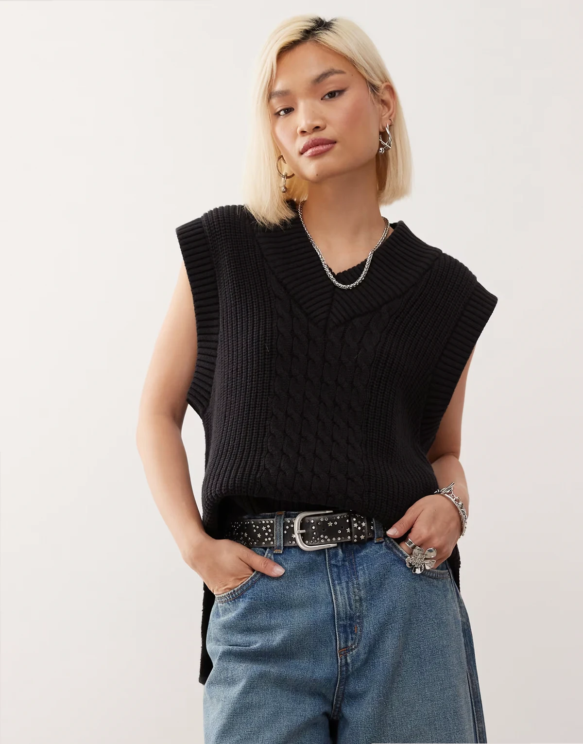 – Gestrickter College-Pullunder in Schwarz