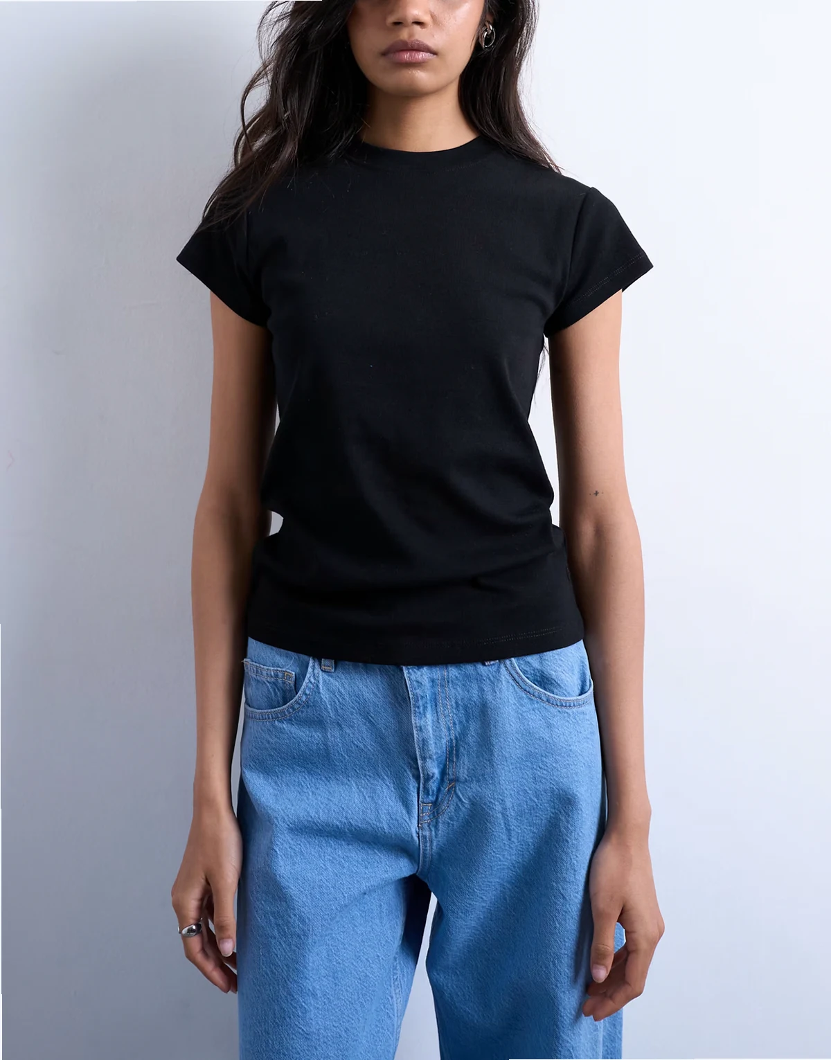 – Czarny T-shirt na co dzień