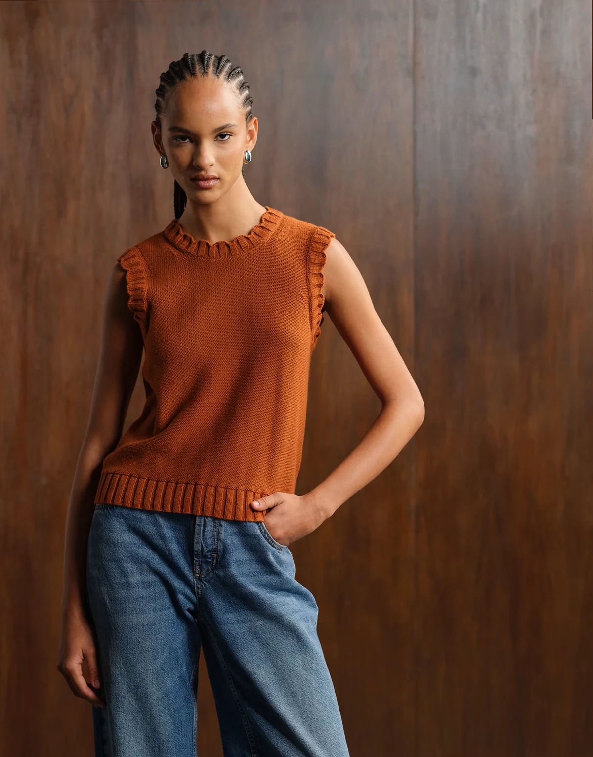 – Strickpullunder in Rostbraun mit Rüschenkantendetail