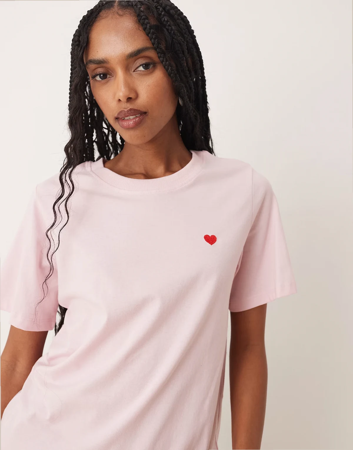 – Różowy T-shirt z nadrukiem serca