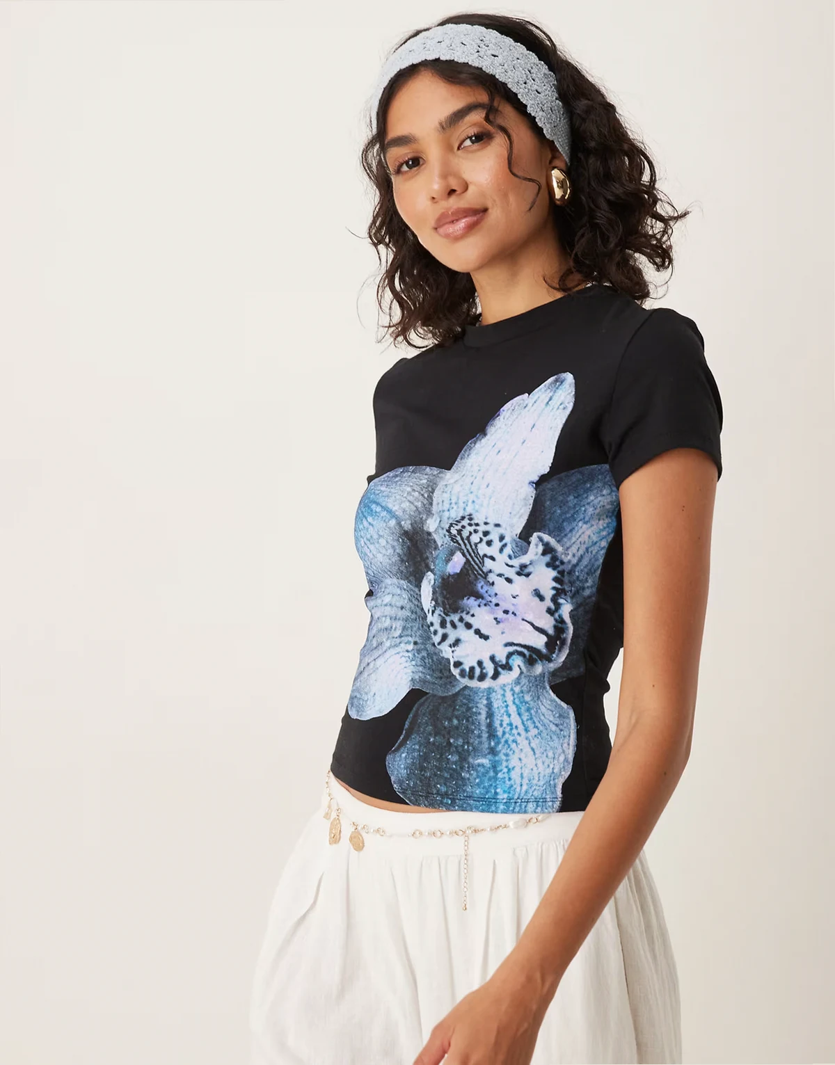 – Czarny przylegający T-shirt z nadrukiem w kwiaty