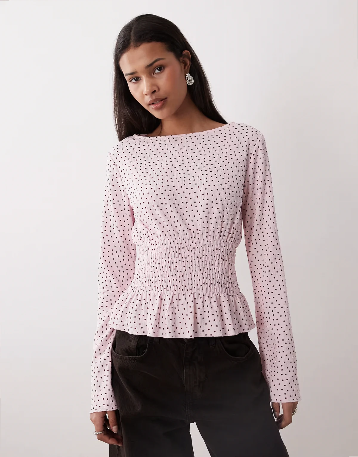 – Langärmliges, gesmoktes Schößchenoberteil in Rosa mit burgunderroten Polka-Dots