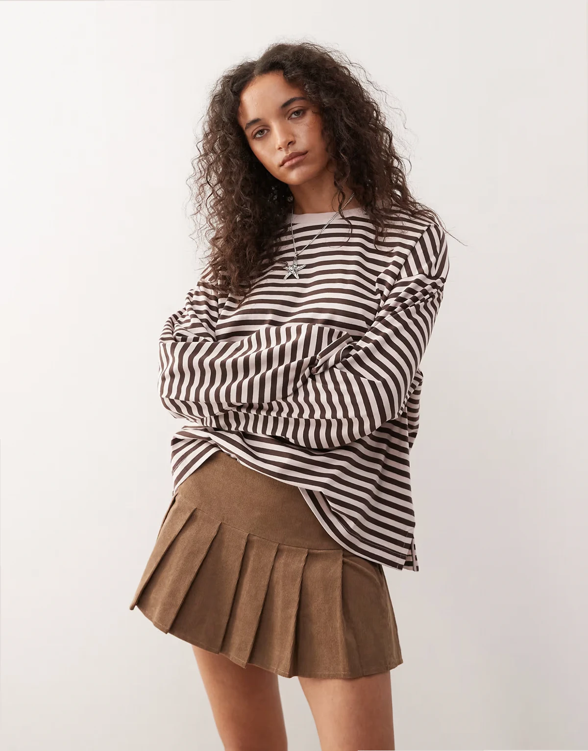 – Langärmliges, gestreiftem Oversize-Shirt in Schokobraun und Rosa mit Seitenschlitzen