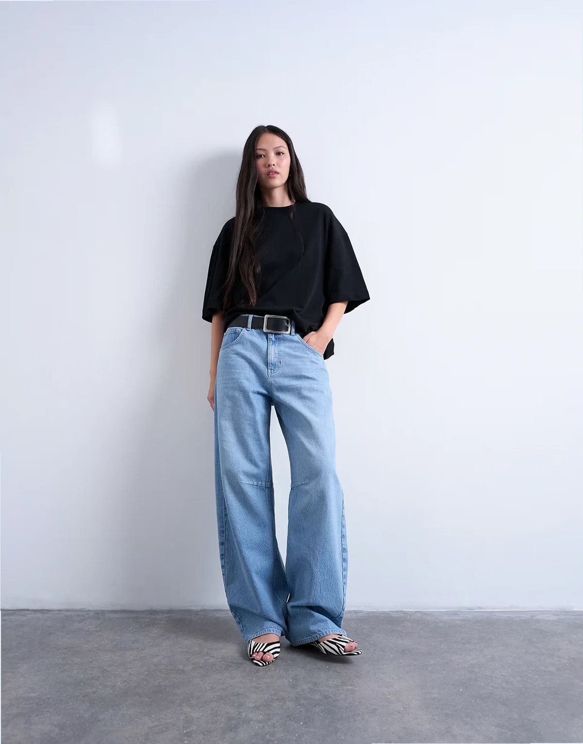 – Czarny T-shirt oversize z obniżoną linią ramion