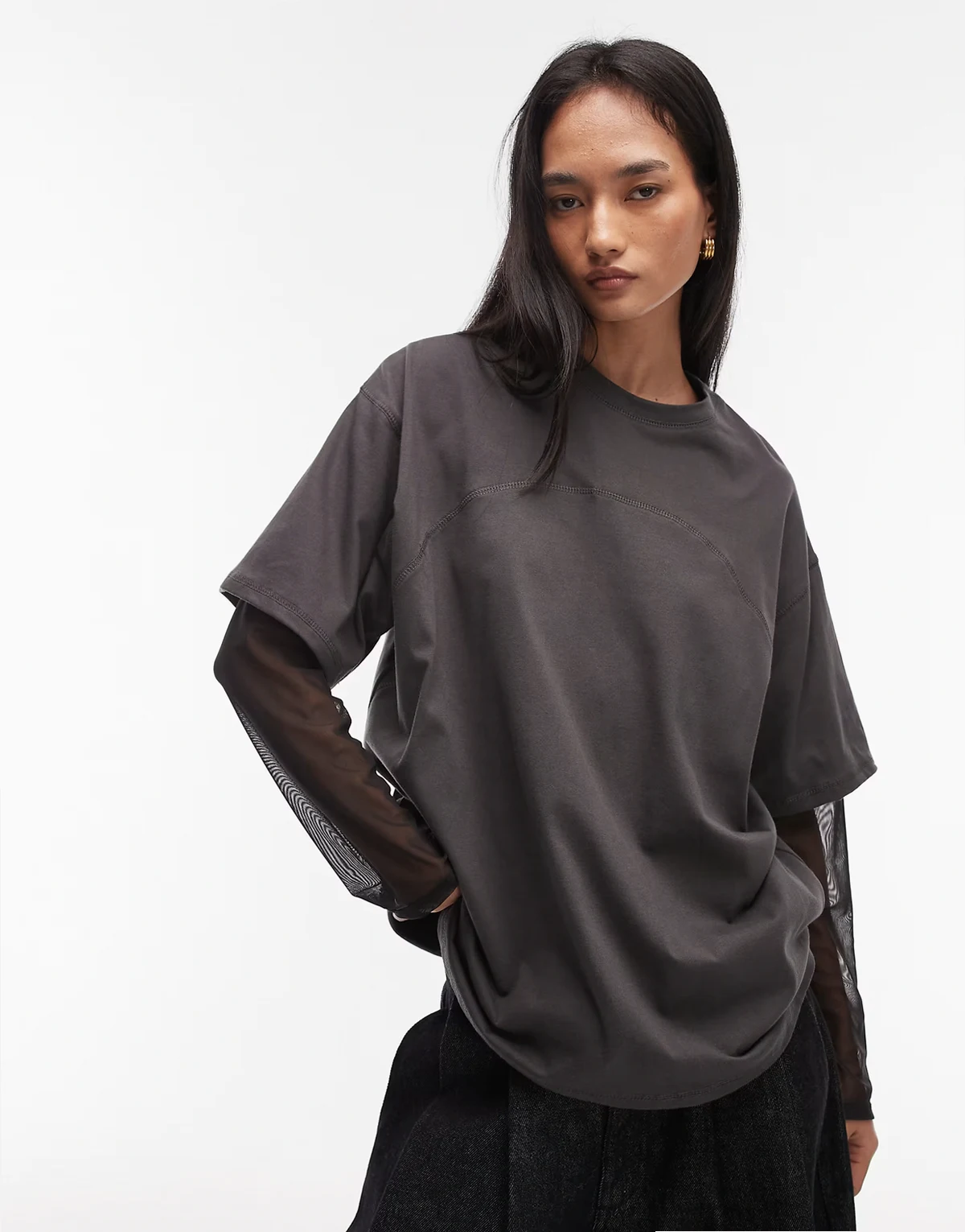– Czarno-szary top oversize 2 w 1 z ozdobnymi szwami i długimi rękawami z siateczki