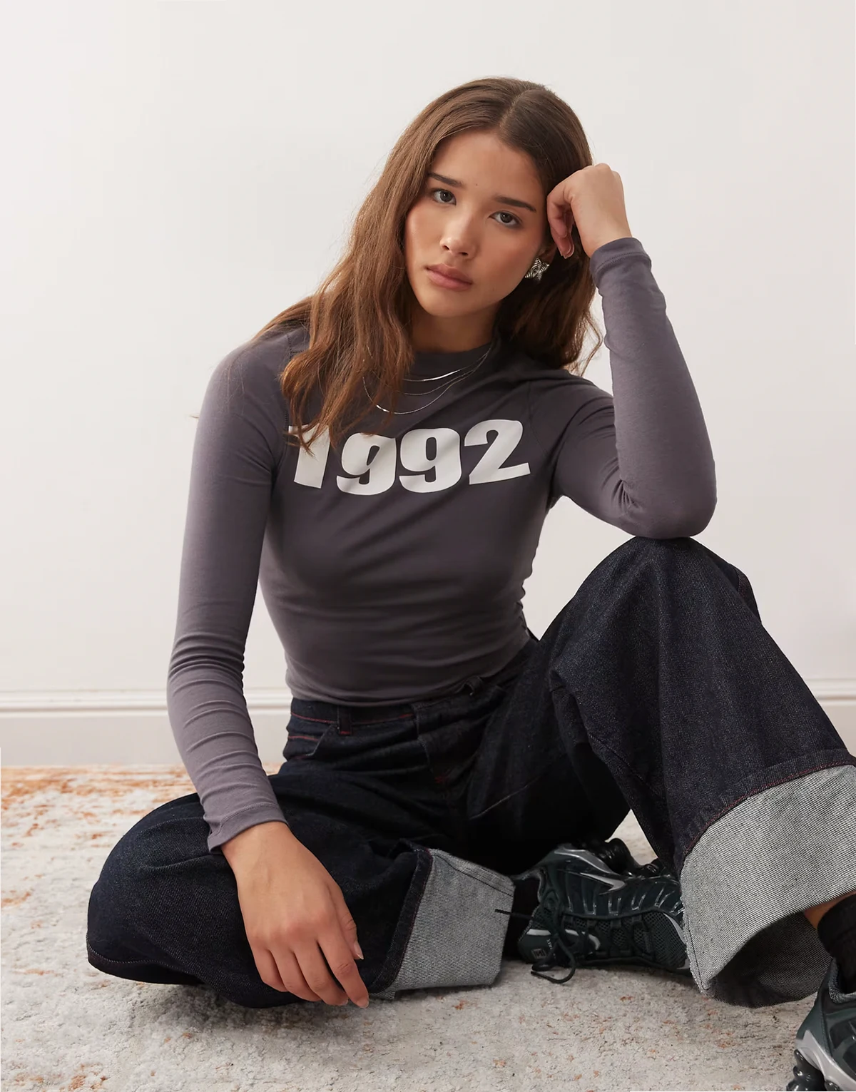 – Eng geschnittenes, langärmliges T-Shirt in Anthrazit mit Grafik