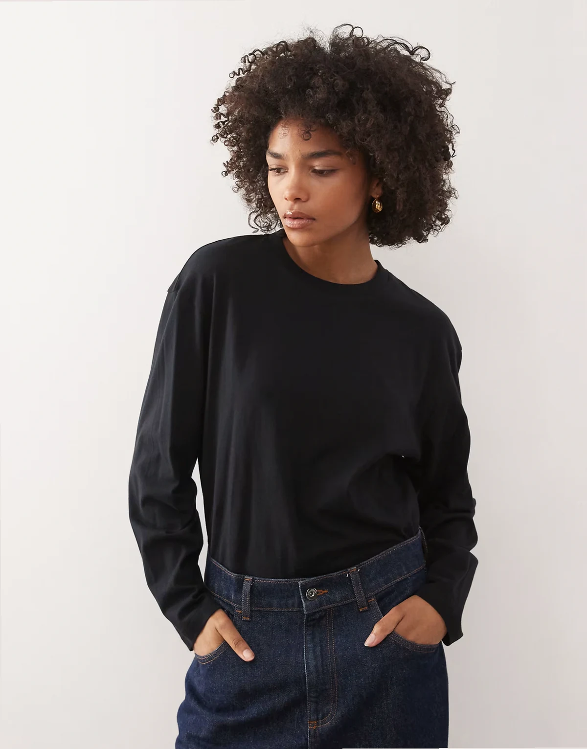 – Langärmliges kastiges T-Shirt in Schwarz