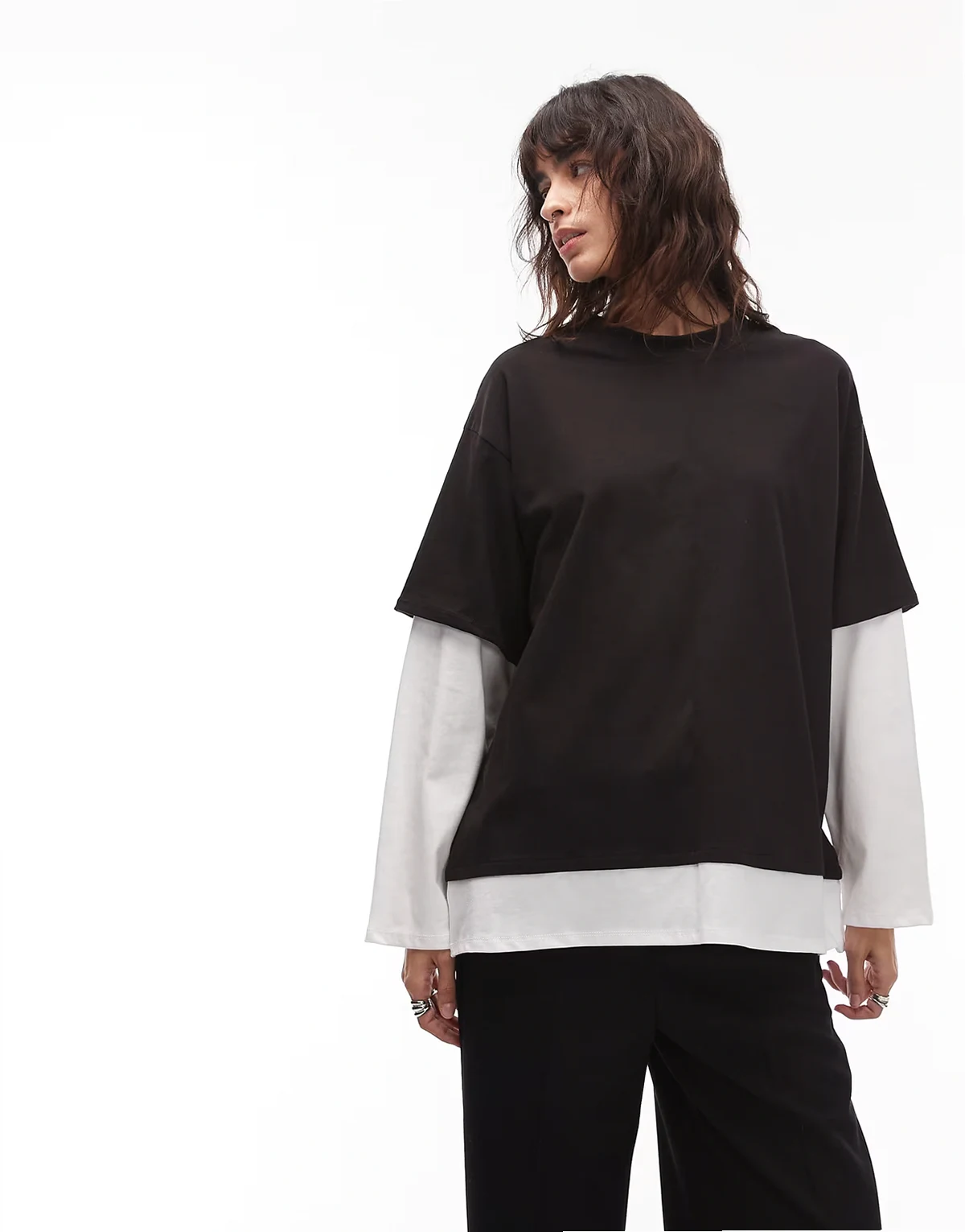 – Warstwowy T-shirt oversize z długimi rękawami w kolorze czarnym i białym