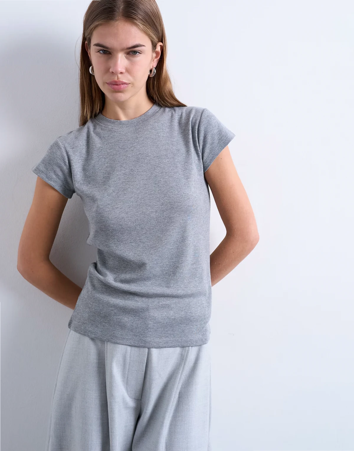 – Ciemnoszary T-shirt na codzień