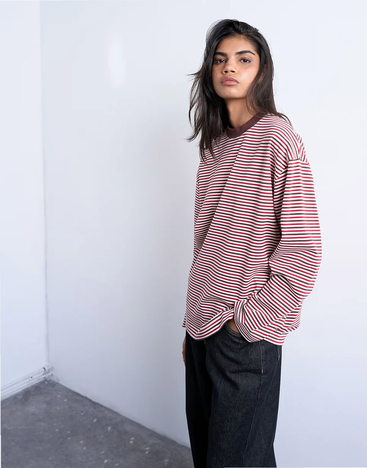 – Brązowy T-shirt premium z długimi rękawami z materiału interlock w paski w stylu skater