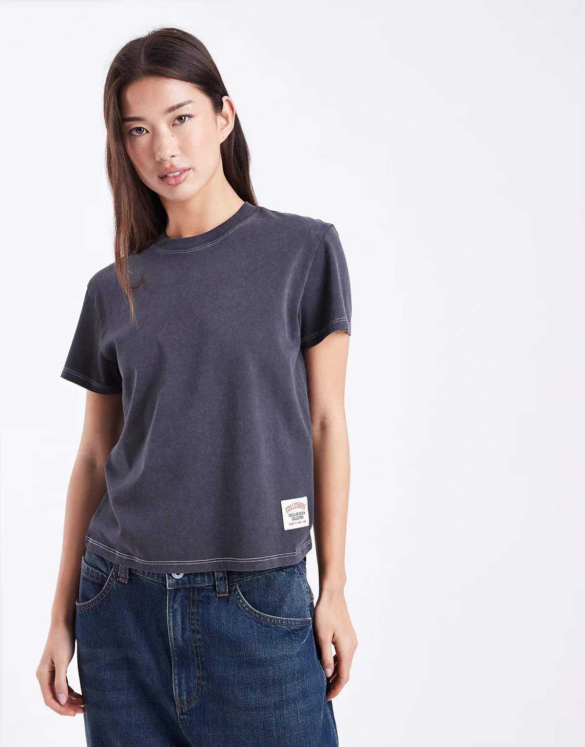 – Circular Design Collection – Tailliertes, knapp geschnittenes T-Shirt in verwaschenem Schwarz