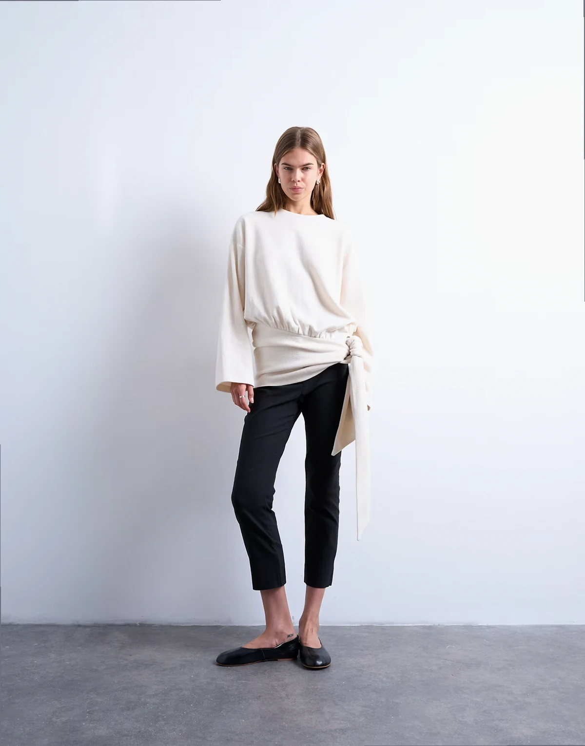 – Miękki w dotyku T-shirt oversize z długimi rękawami i wiązaniem w talii w kolorze ecru