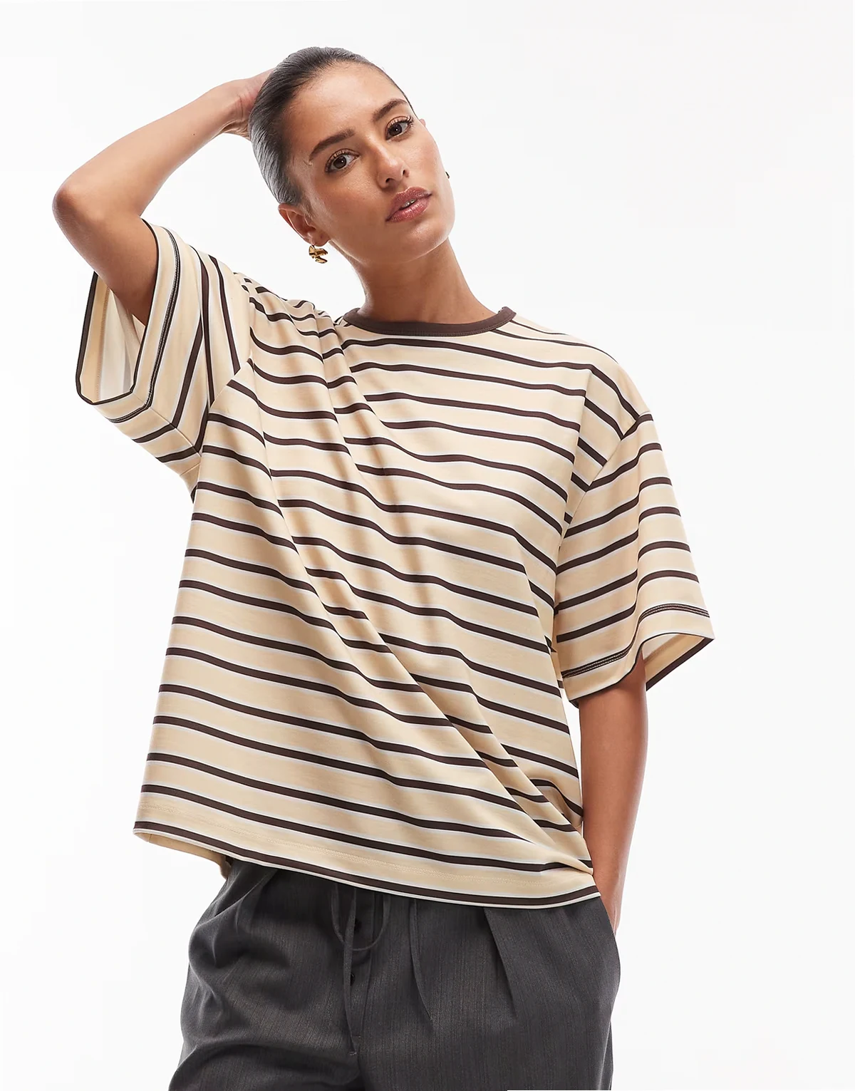 – T-shirt oversize w neutralne paski z kontrastową lamówką