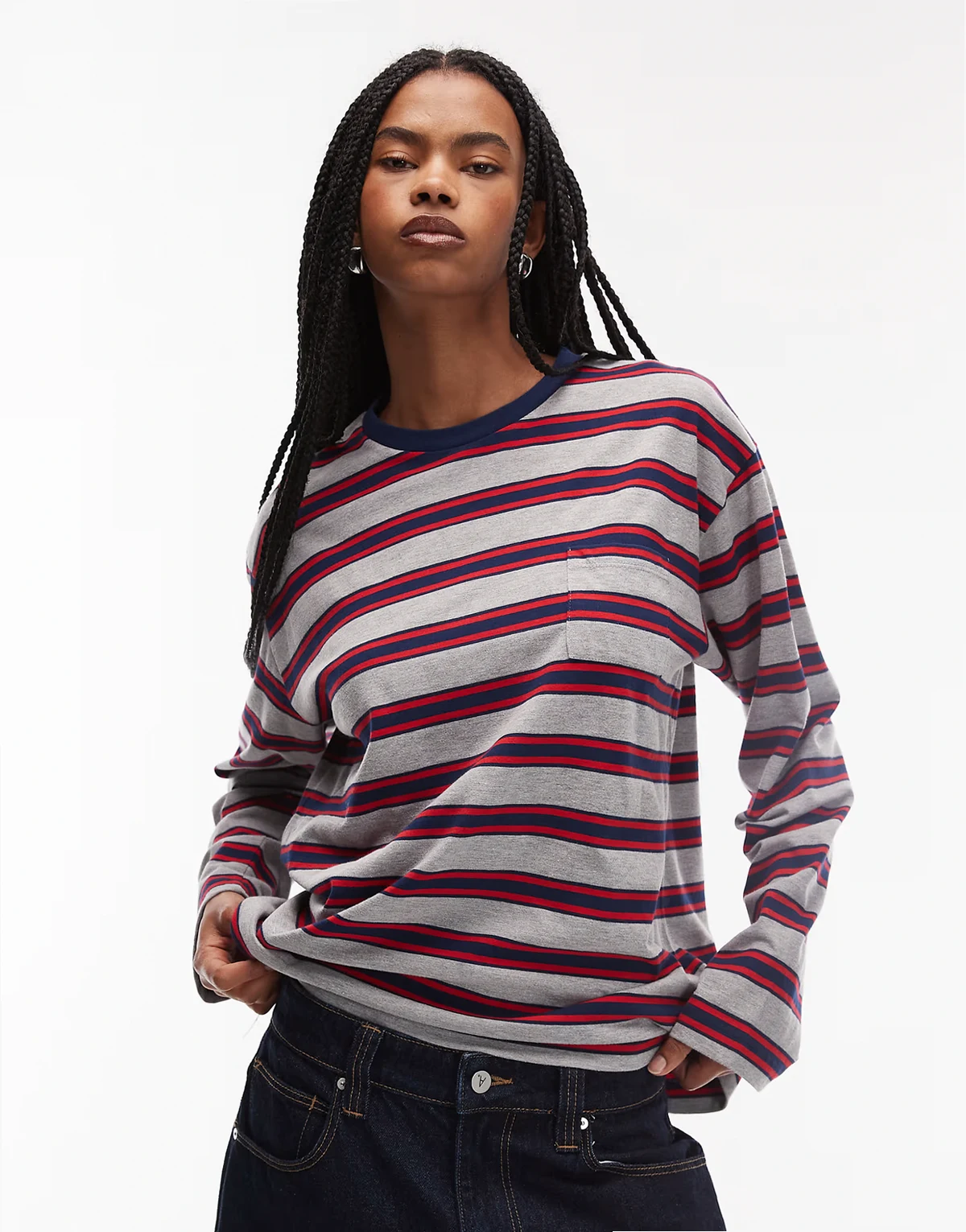 – Luźny T-shirt oversize z długimi rękawami, w granatowe paski