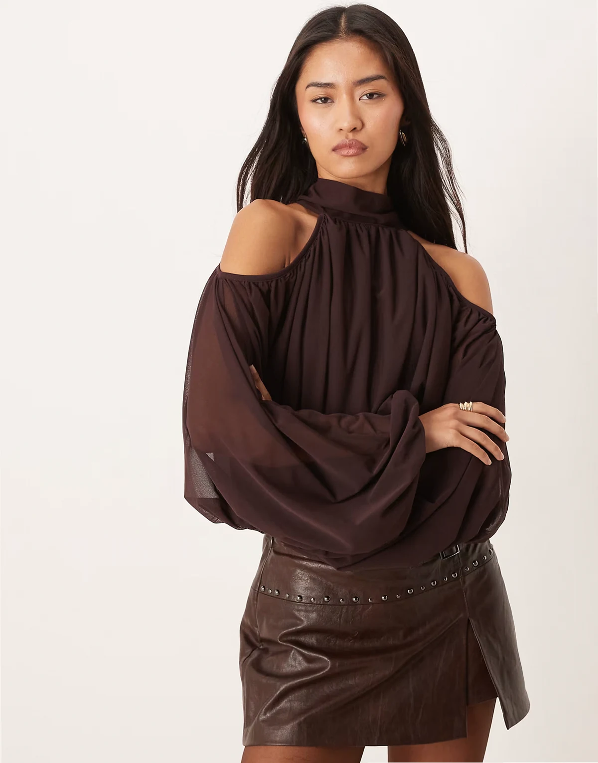 – Hochgeschlossene Bluse in Schokobraun mit schulterfreiem Detail