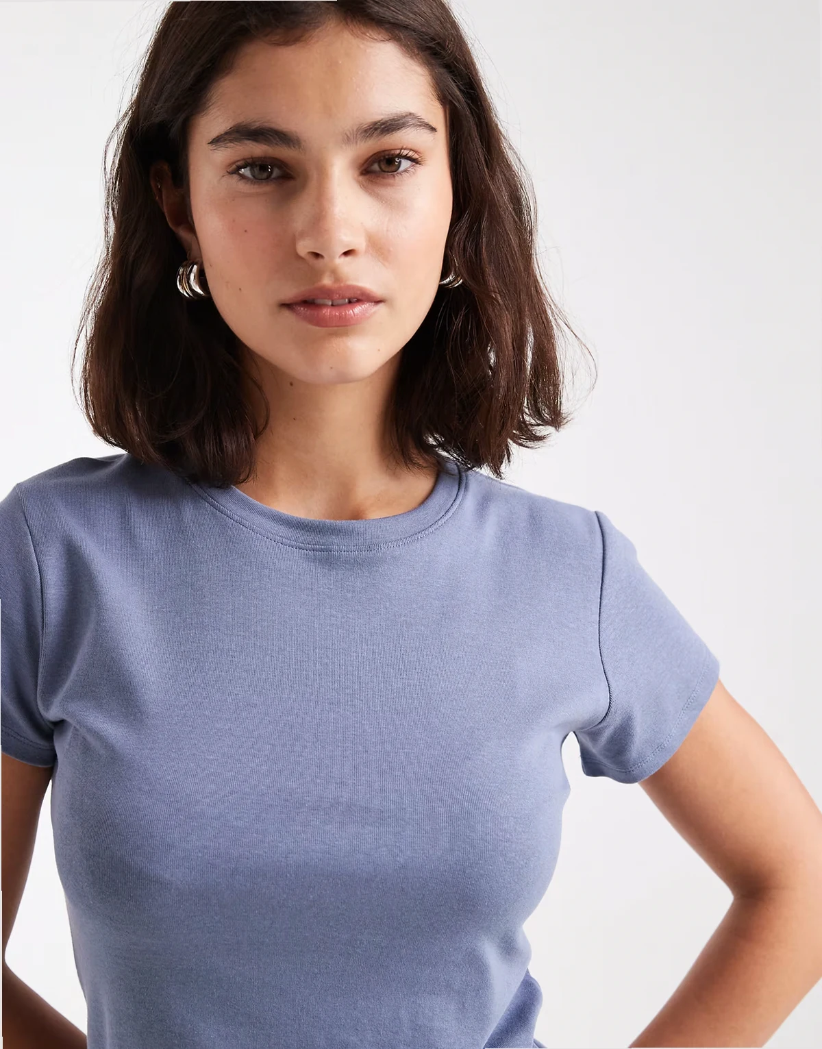 – Krótki niebieski T-shirt z efektem znoszenia w stylu lat 90.