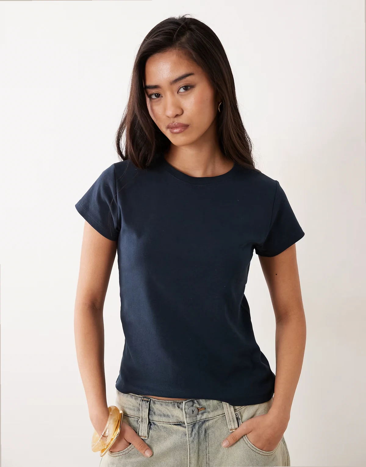 – Krótki niebieski T-shirt w stylu lat 90.