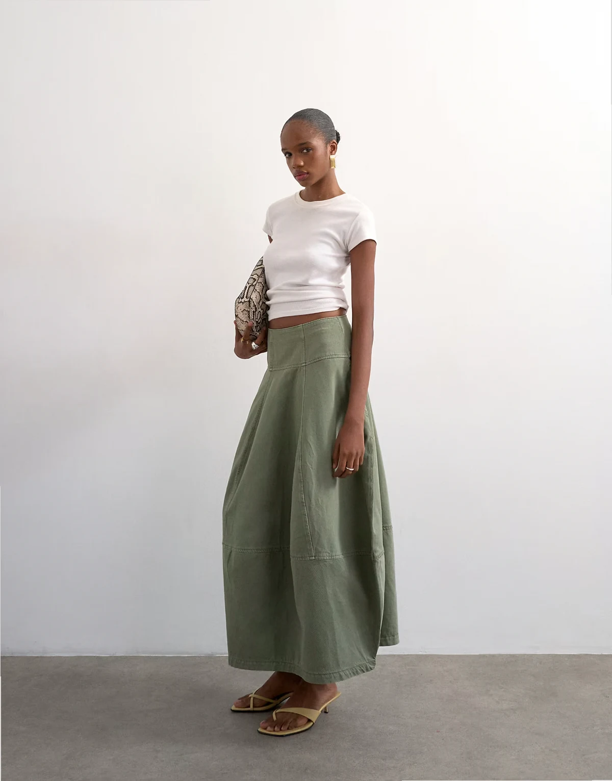– Spódnica jeansowa maxi o kroju barrel z przeszyciami w kolorze khaki