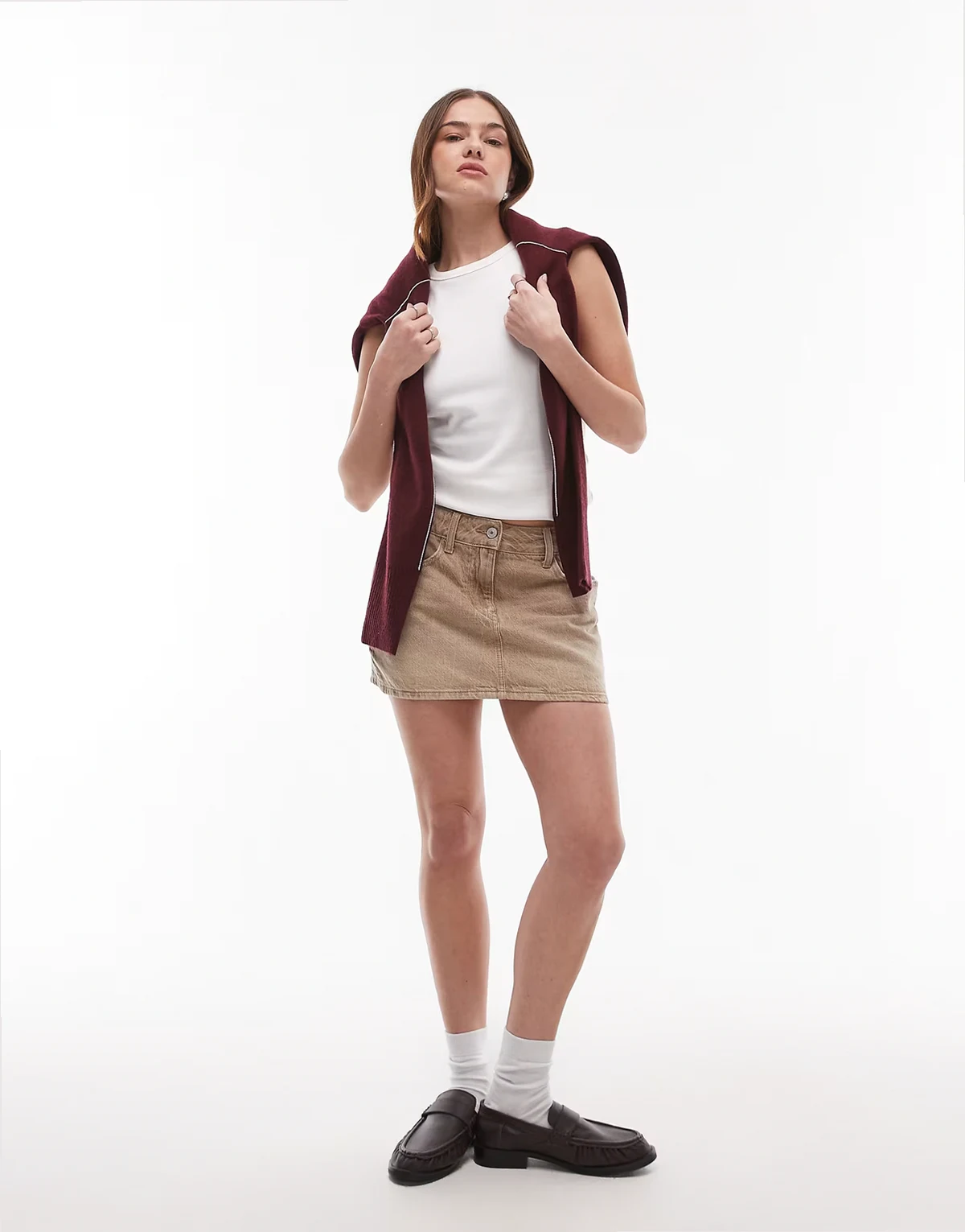 – Brązowa sprana jeansowa spódnica mini