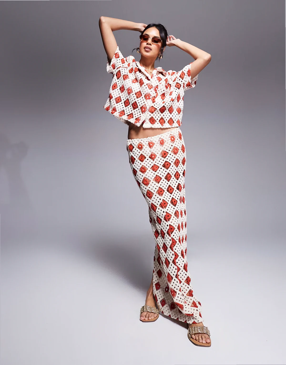 – Gehäkelter Maxi-Strandrock in Cremeweiß und Rostrot