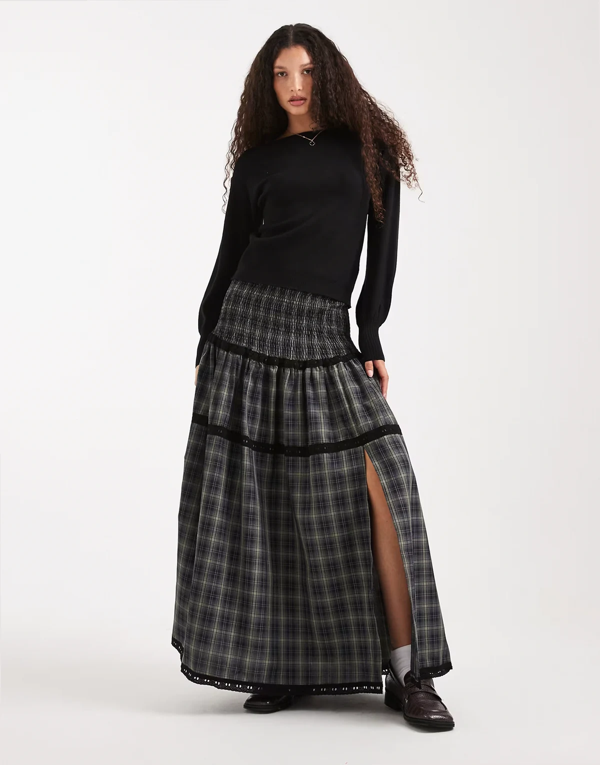 – Kaskadowa spódnica maxi z obniżoną marszczoną talią w niebieską kratkę