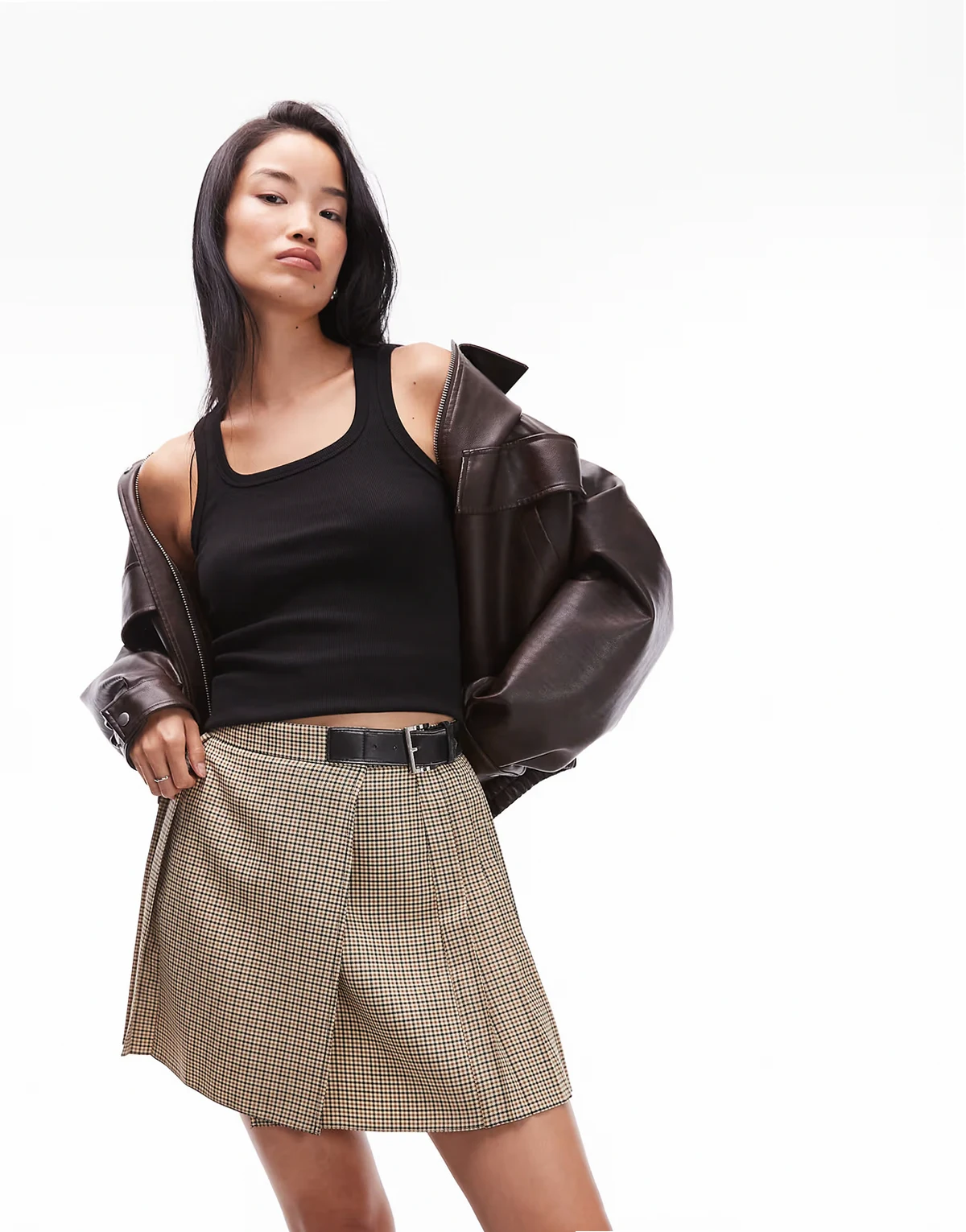 – Brązowa spódnica mini typu kilt w kratę z klamrą