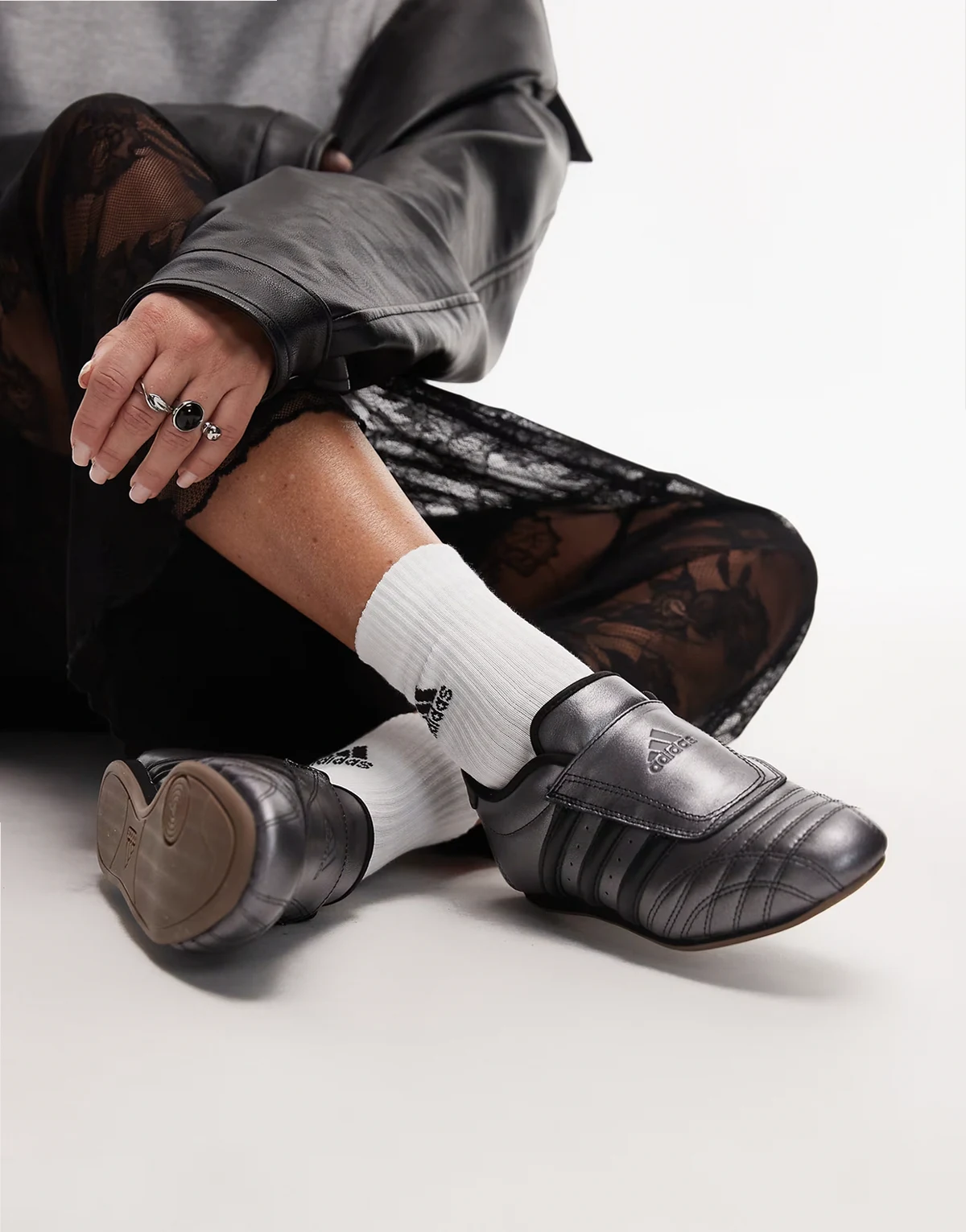 Taekwondo sneakers in dark silver and black