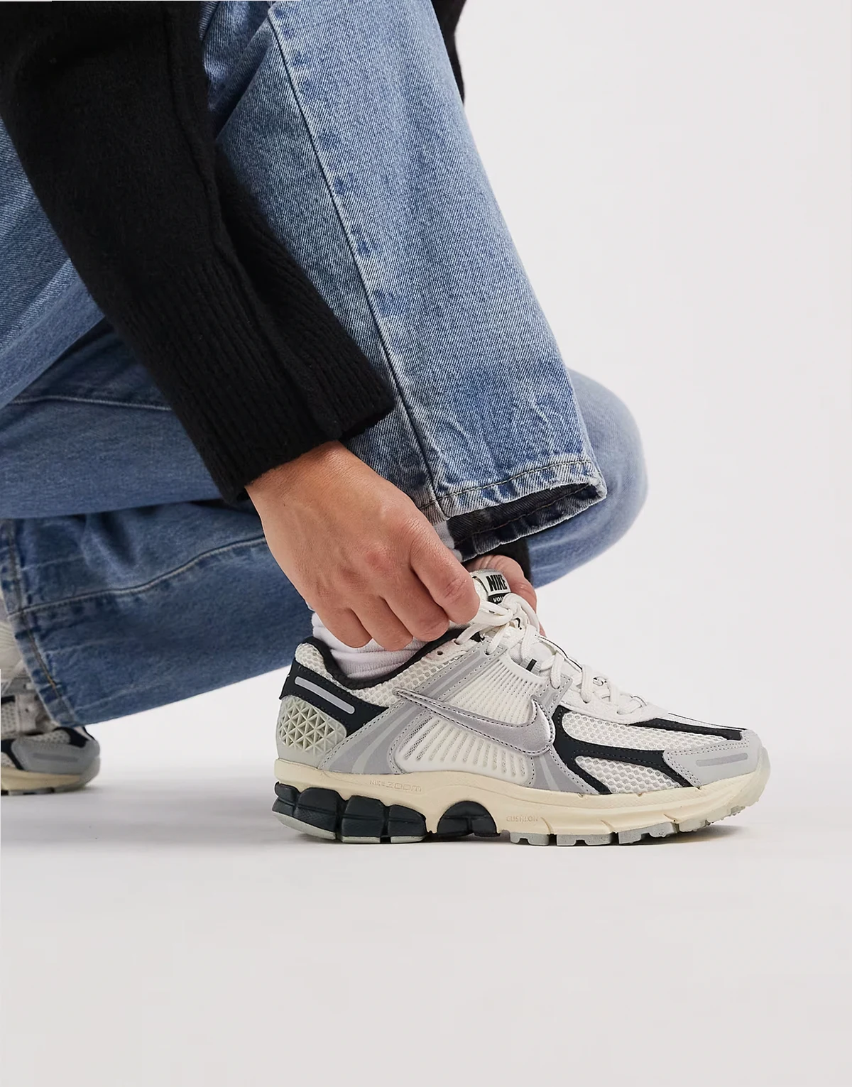 Zoom Vomero 5 sneakers in white and silver