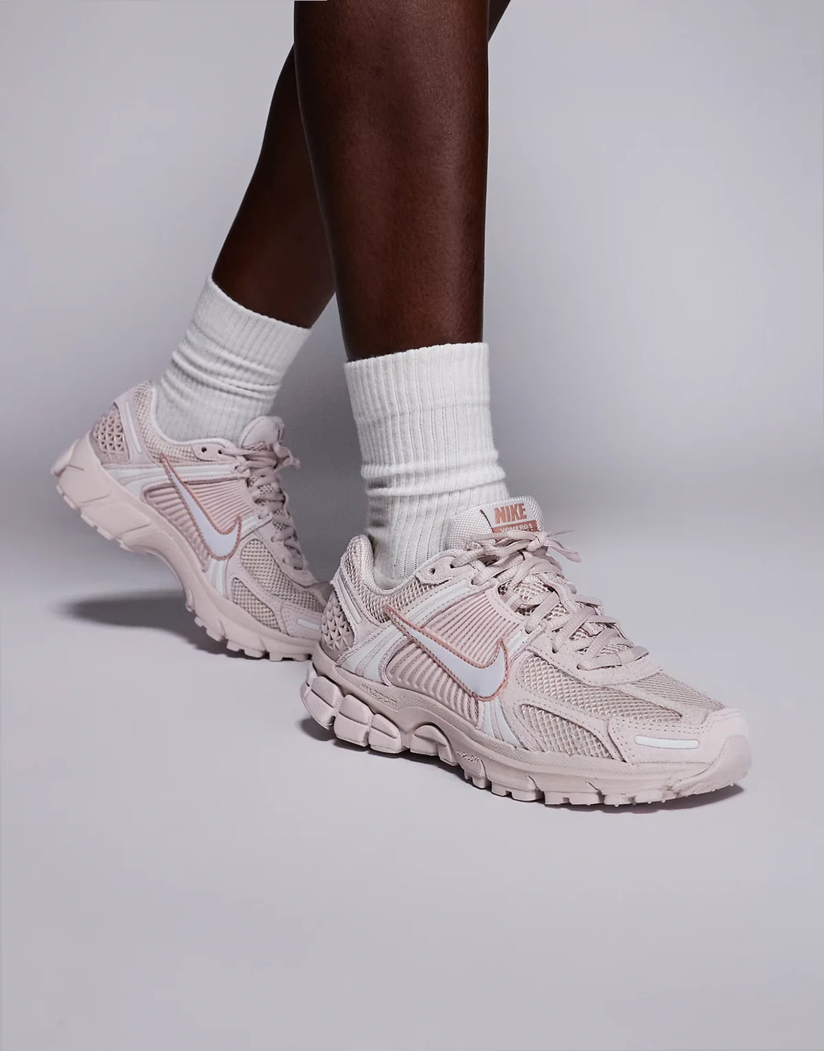 Zoom Vomero 5 sneakers in pink