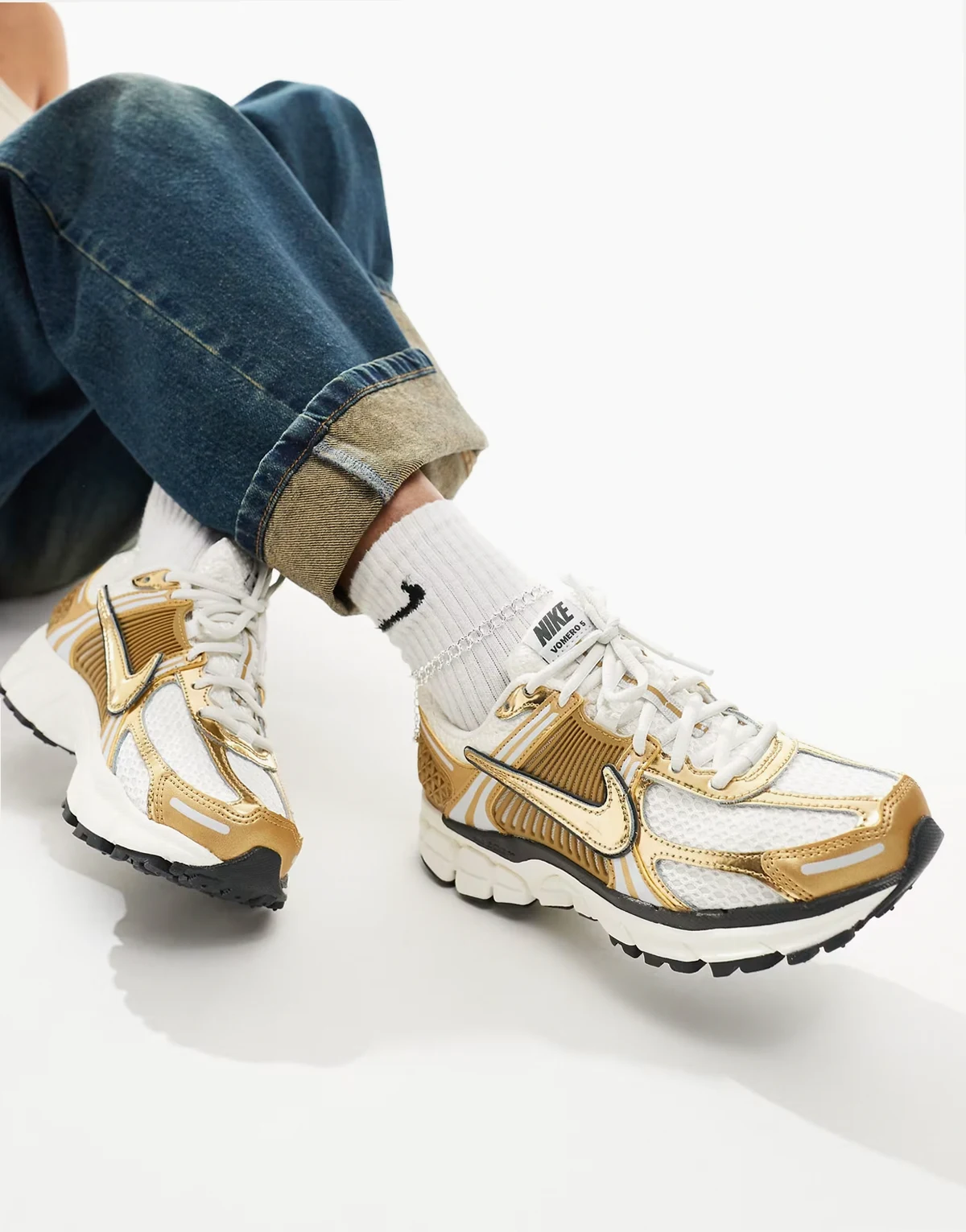 Zoom Vomero 5 sneakers in white and gold