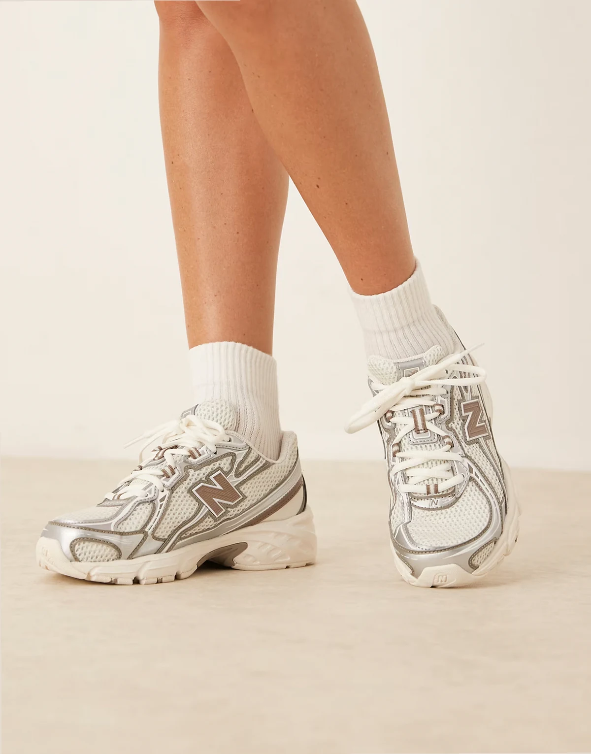 – 740 – Unisex-Sneaker in Weiß, Silber und Beige